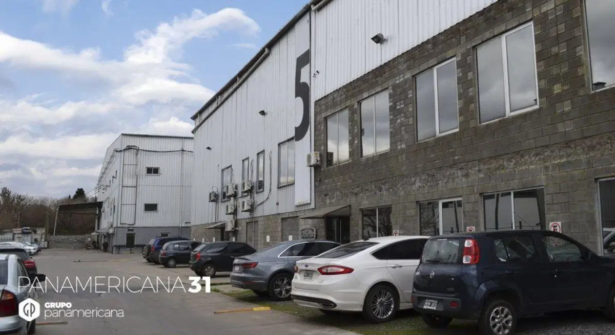 EXCELENTE NAVE INDUSTRIAL EN POLO INDUSTRIAL CON VIGILANCIA Y 325 M2 DE OFICINAS 1