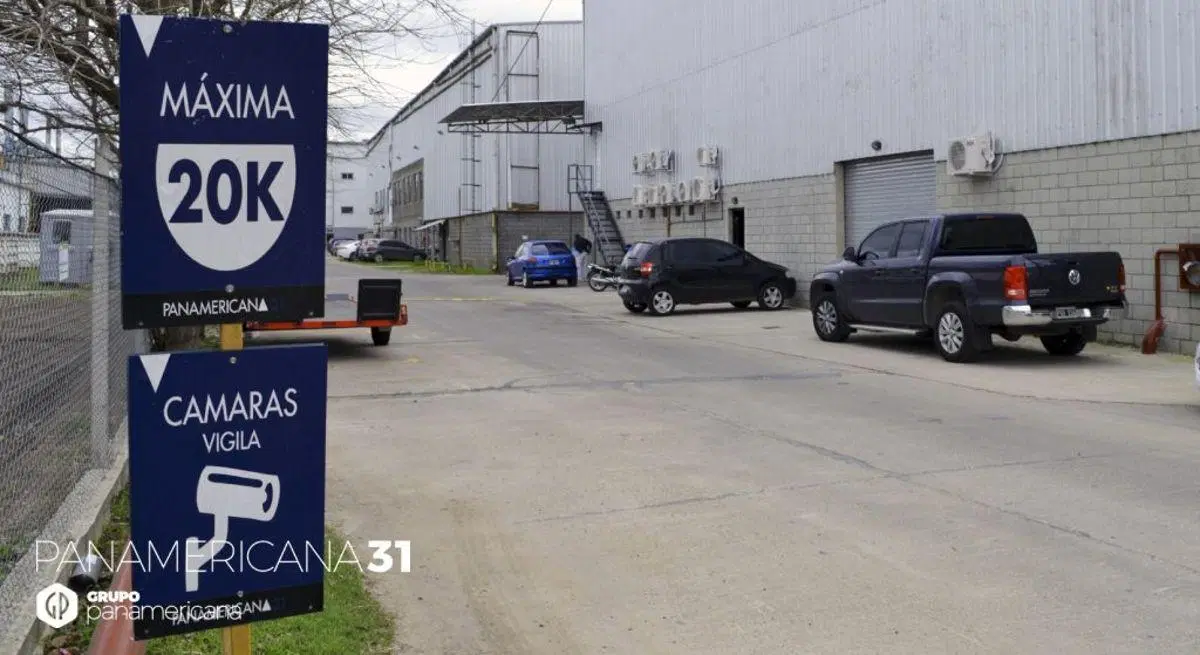 EXCELENTE NAVE INDUSTRIAL EN POLO INDUSTRIAL CON VIGILANCIA Y 325 M2 DE OFICINAS 3