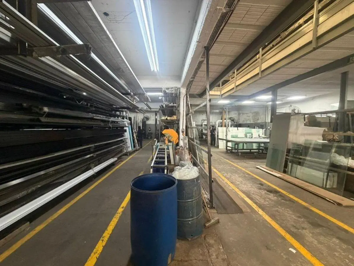 EXCELNTE INMUEBLE INDUSTRIAL CON ENTRADA PARA CAMIONES Y OFICINAS 3