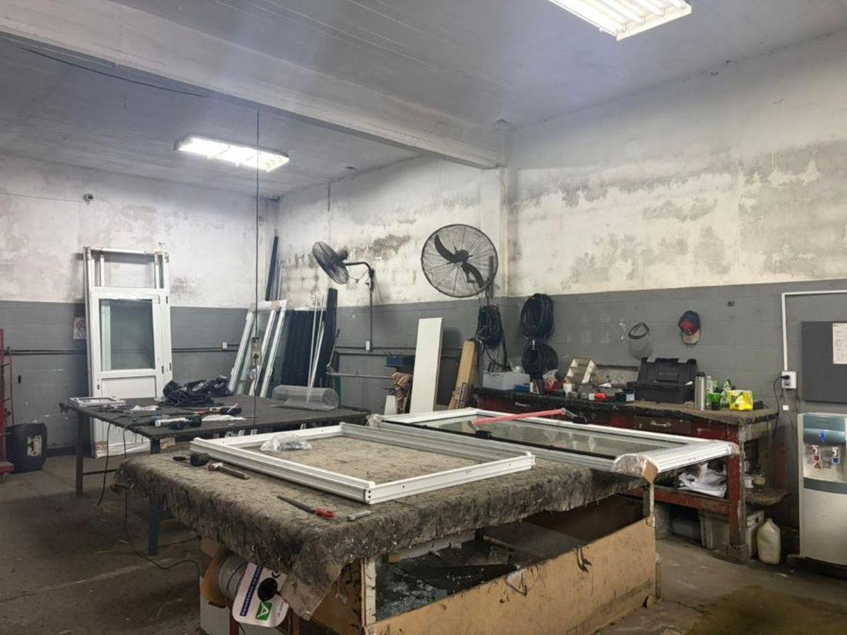 Foto de EXCELNTE INMUEBLE INDUSTRIAL CON ENTRADA PARA CAMIONES Y OFICINAS, imagen 4
