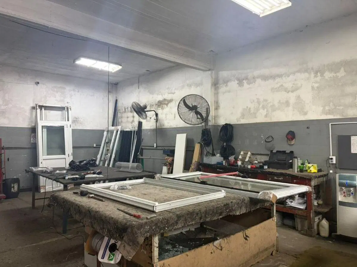 EXCELNTE INMUEBLE INDUSTRIAL CON ENTRADA PARA CAMIONES Y OFICINAS 4