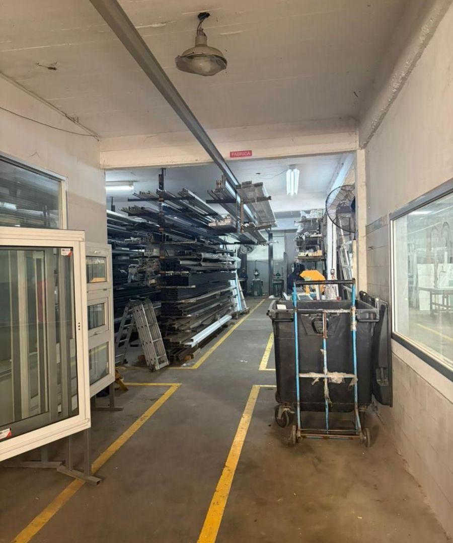 Foto de EXCELNTE INMUEBLE INDUSTRIAL CON ENTRADA PARA CAMIONES Y OFICINAS, imagen 1