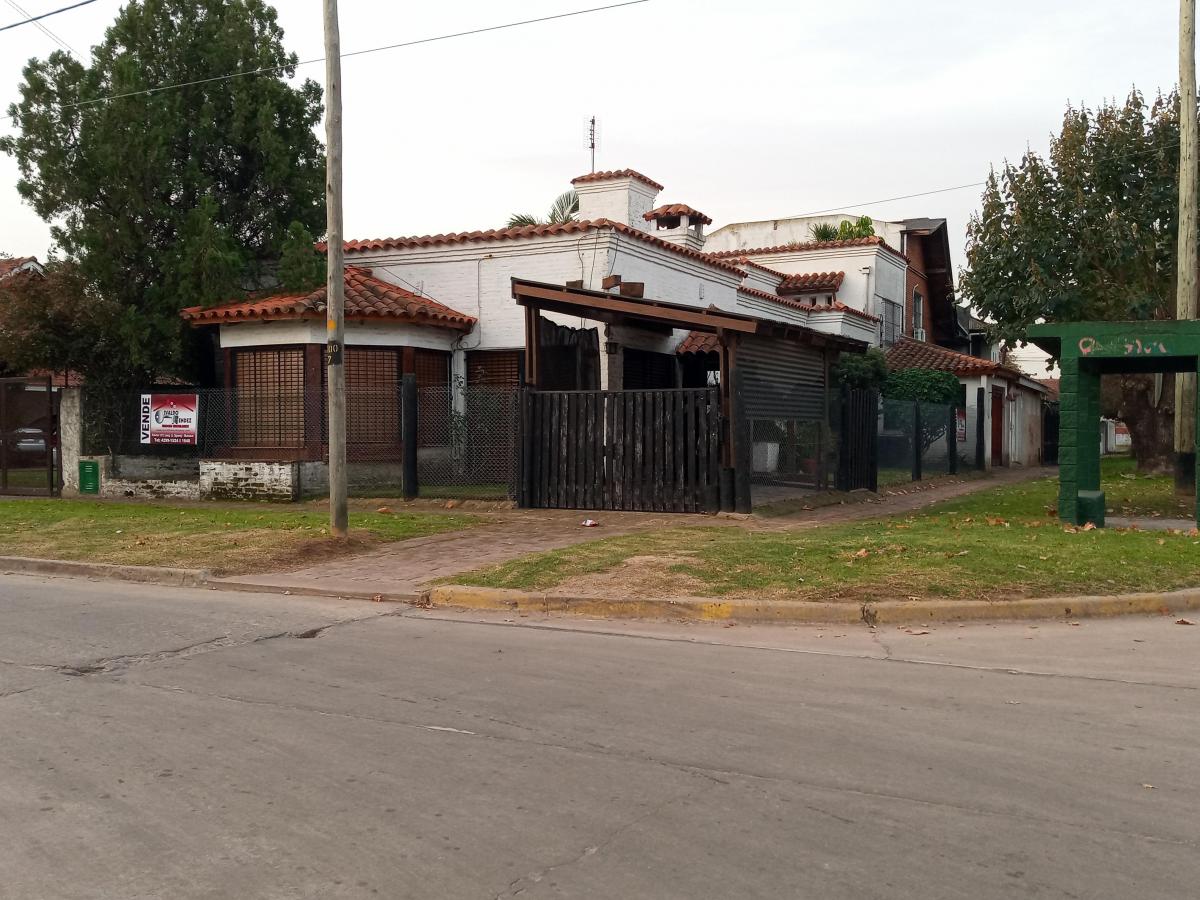 AMPLIA CASA EN ESQUINA