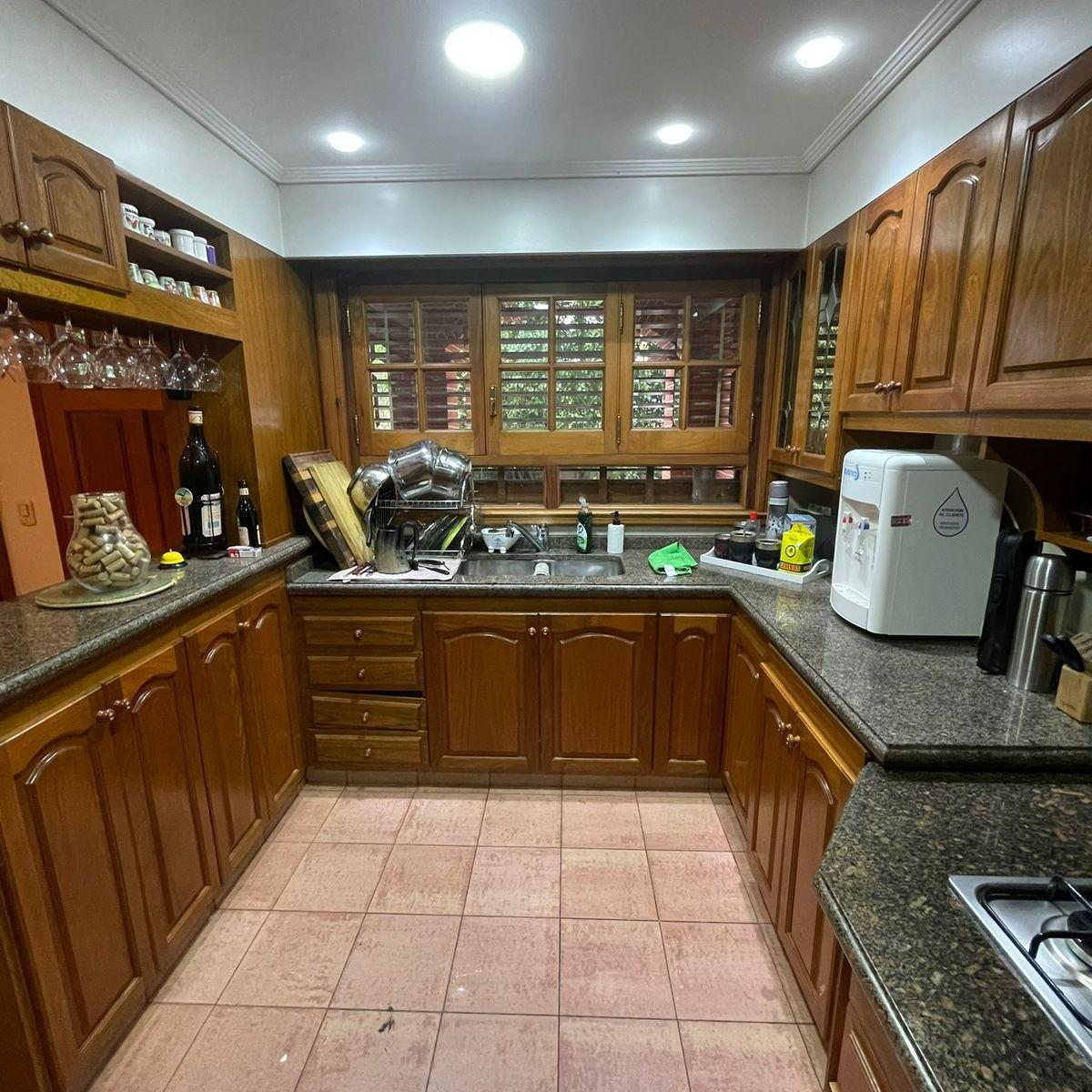 Amplio chalet de categoria en muy buena zona de Lomas de Zamora