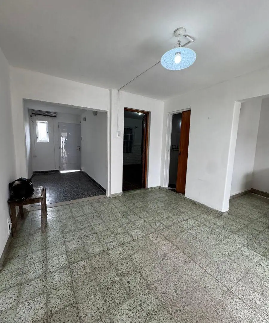 CASA EN VENTA A 200 MTS DE AV. HIPOLITO YRIGOYEN 2