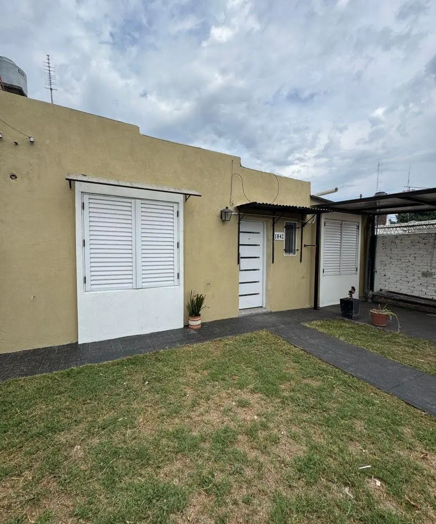 CASA EN VENTA A 200 MTS DE AV. HIPOLITO YRIGOYEN 5