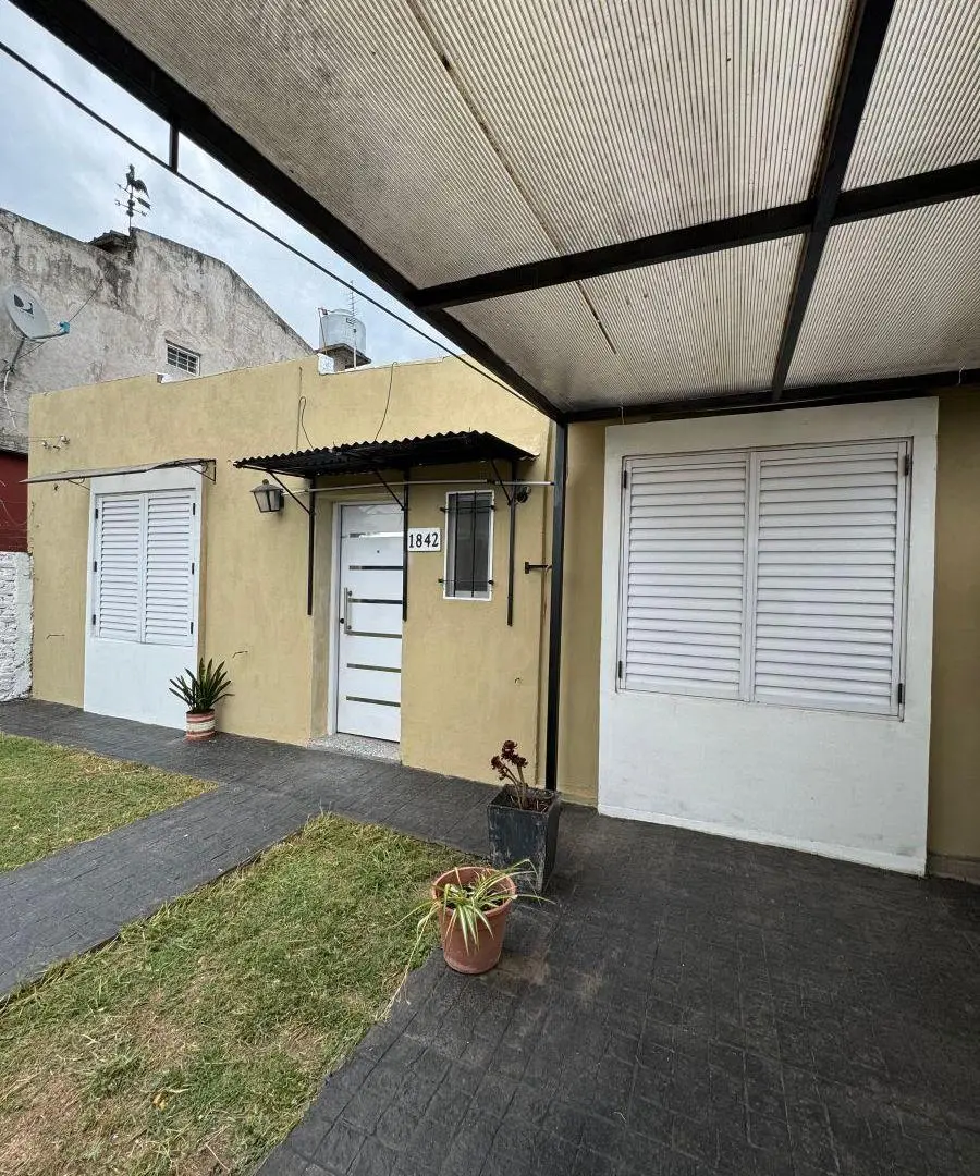 CASA EN VENTA A 200 MTS DE AV. HIPOLITO YRIGOYEN 4