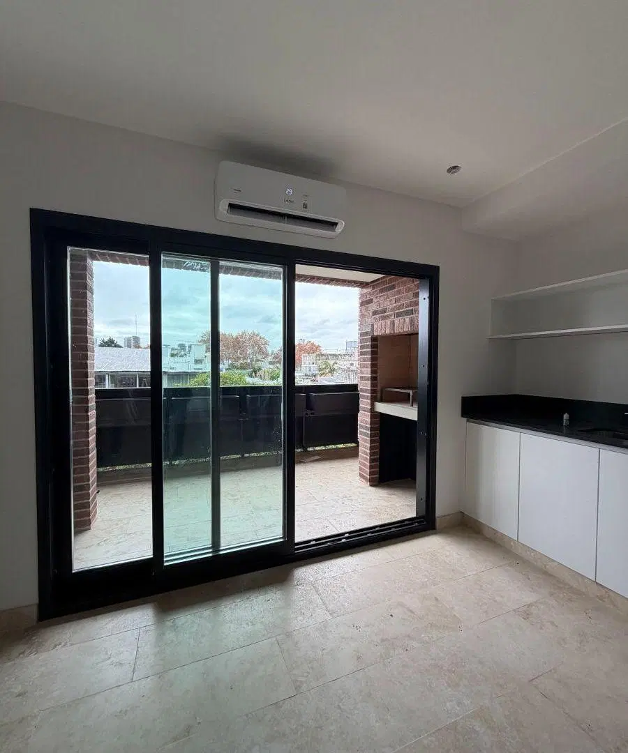 Alquiler amplio monoambiente frente balcón amenities 2
