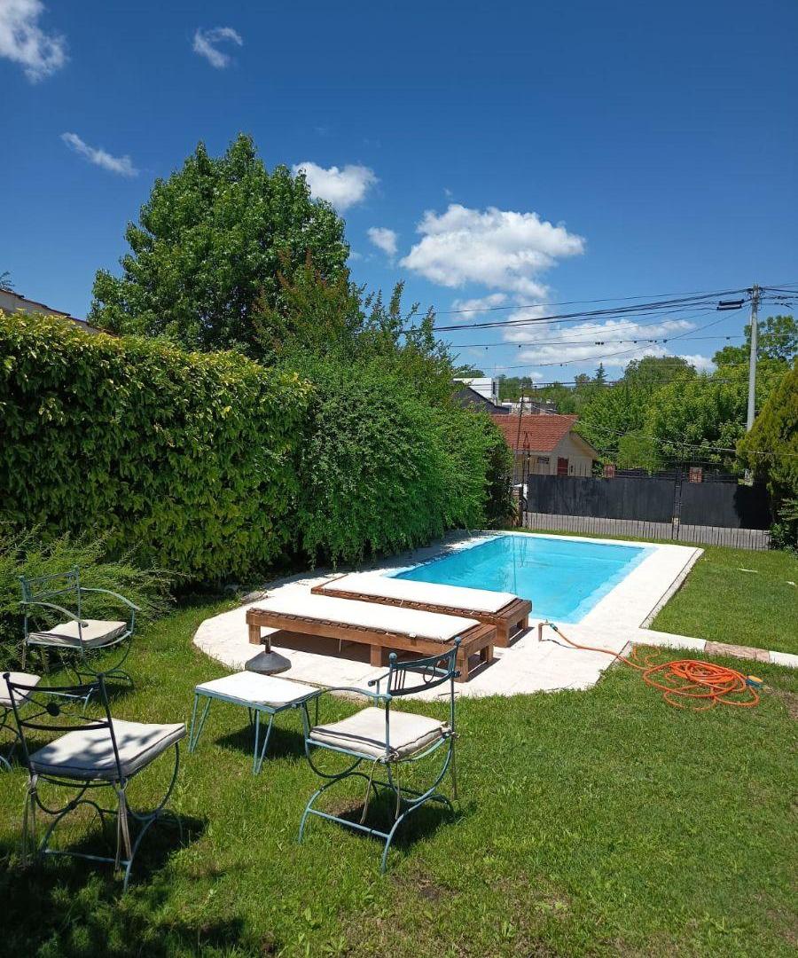 CASA PARA 4/5 PERSONAS CON PILETA - PARQUE - PARRILLA - COCHERA