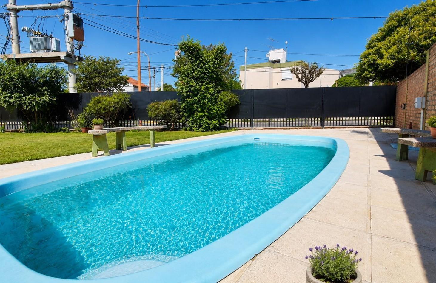 CASA PARA 6 PERSONAS (2 DORMITORIOS) CON PILETA Y PARQUE