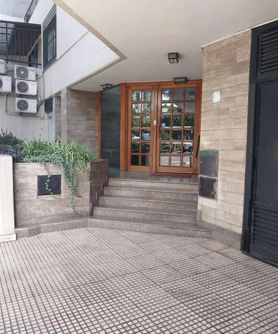 Libertador al 8400. 2 ambientes. Semipiso 44m2 cubiertos. Excelente estado y ubicación. Apto credito 1