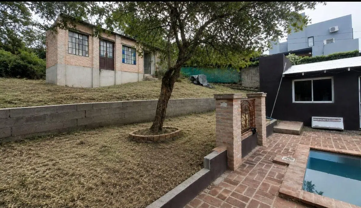 CASA EN VENTA CON PILETA Y QUINCHO EN SALDAN 3