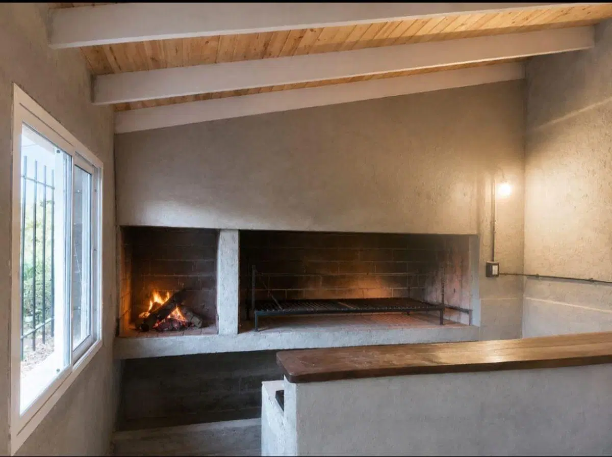 CASA EN VENTA CON PILETA Y QUINCHO EN SALDAN 1