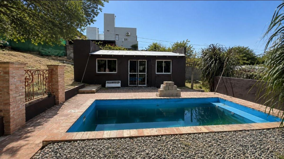 CASA EN VENTA CON PILETA Y QUINCHO EN SALDAN