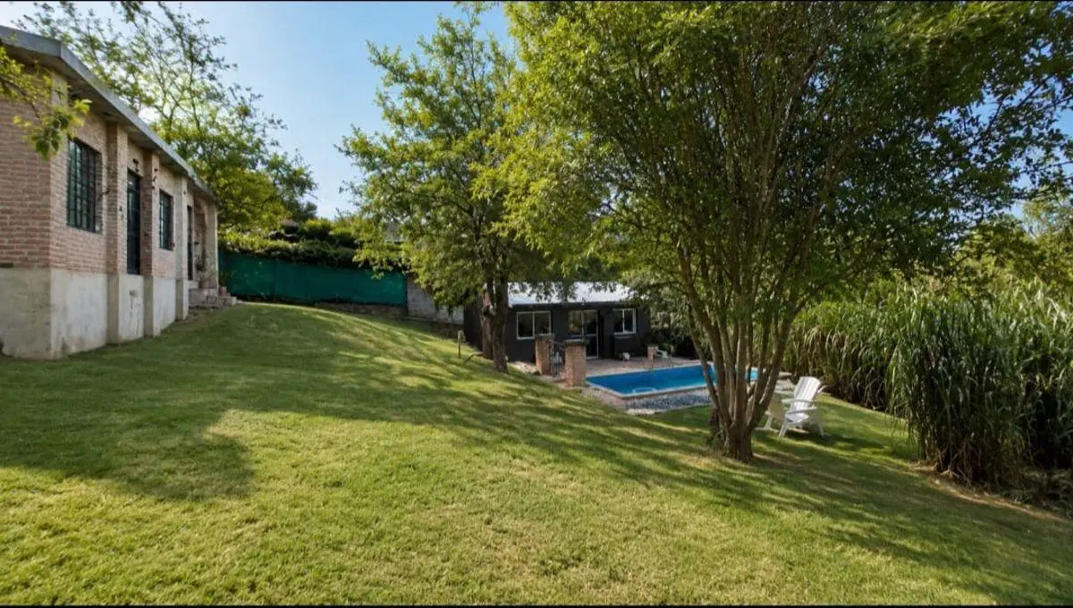 CASA EN VENTA CON PILETA Y QUINCHO EN SALDAN 5