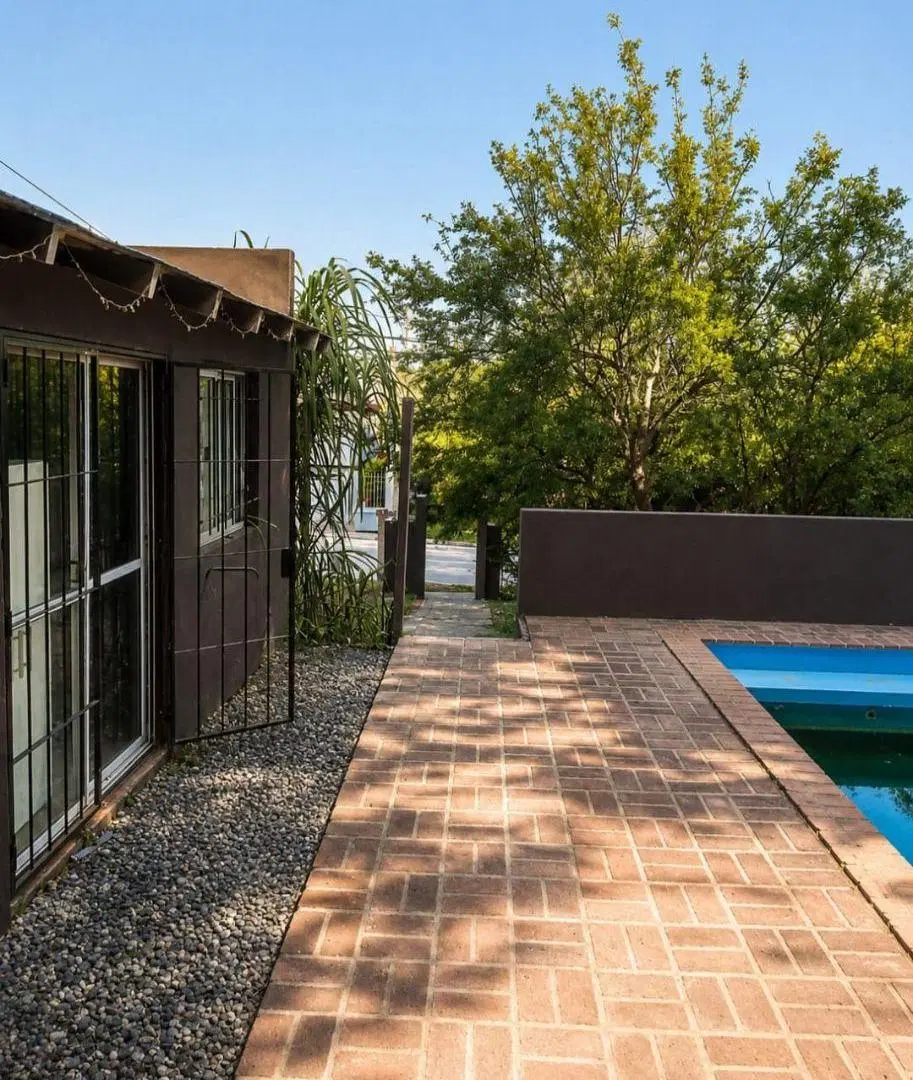 CASA EN VENTA CON PILETA Y QUINCHO EN SALDAN 6
