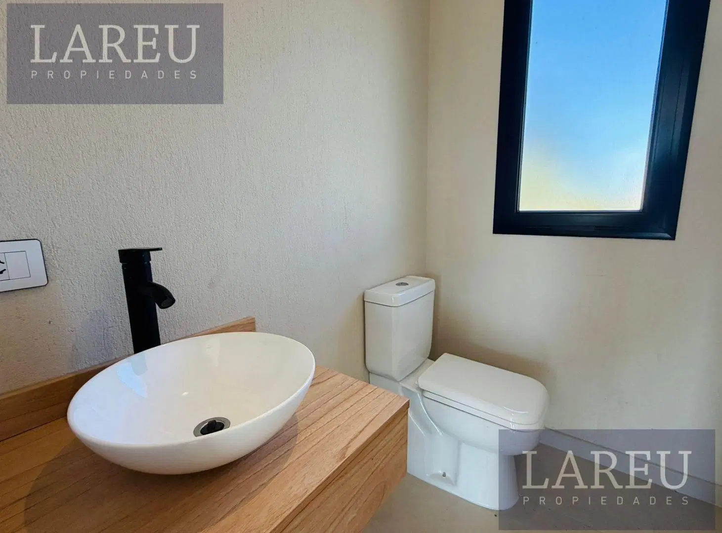 Casa en venta en el Barrio Santa Elisa, Pilar Del Este 3