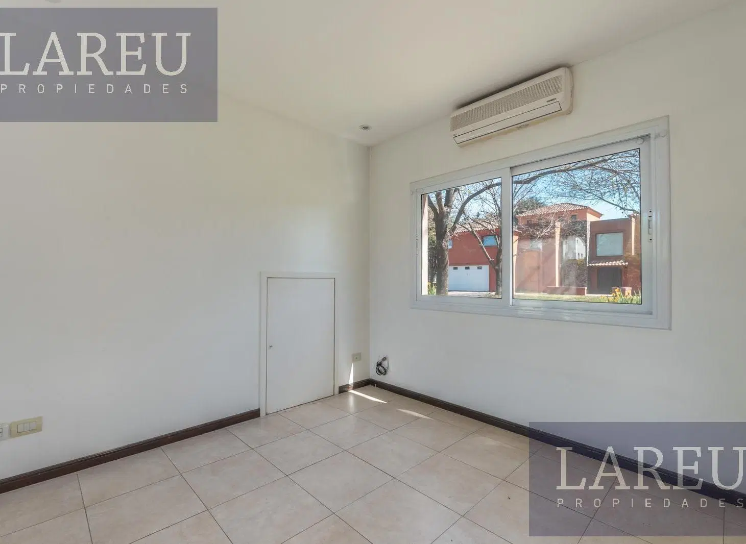 Casa en Venta con renta - Barrio Privado Los Tacos 1