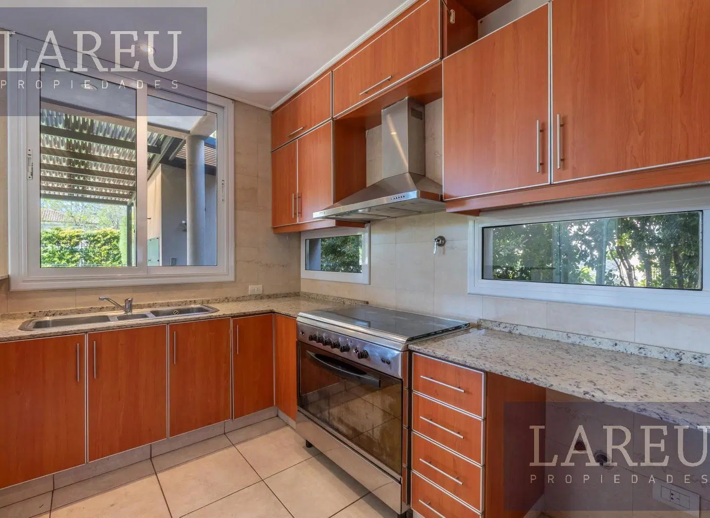 Casa en Venta con renta - Barrio Privado Los Tacos 5