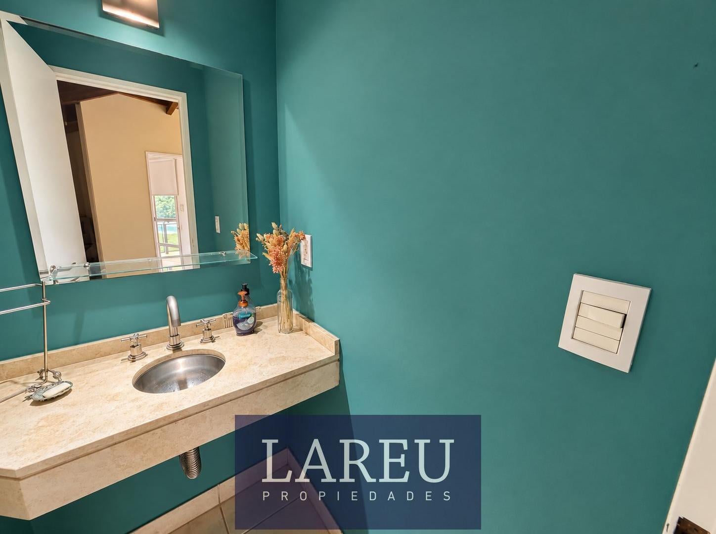 Foto de Casa moderna de ladrillo visto en venta La Delfina en exclusiva, imagen 2