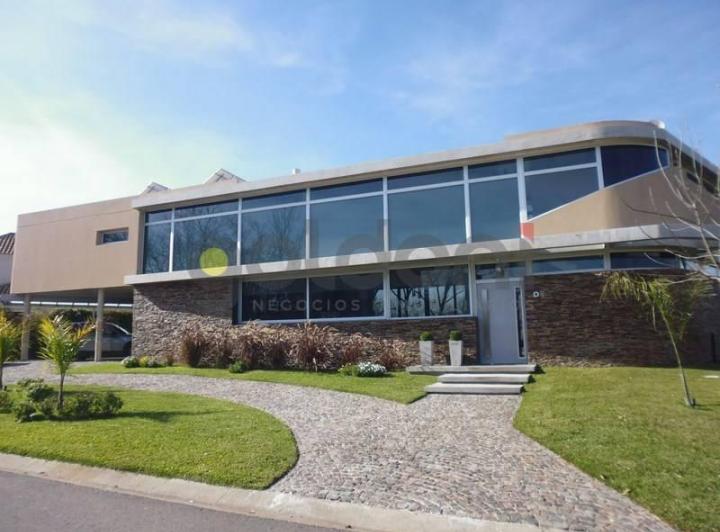 Propiedad de Moderno Diseño con Excepcional Vista al Lago y Piscina!