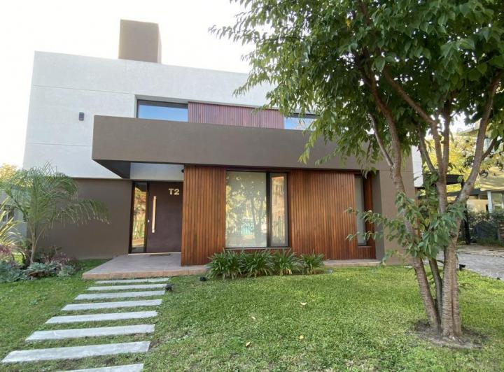 Moderna propiedad  con amplio parque en Fincas de Hudson 1