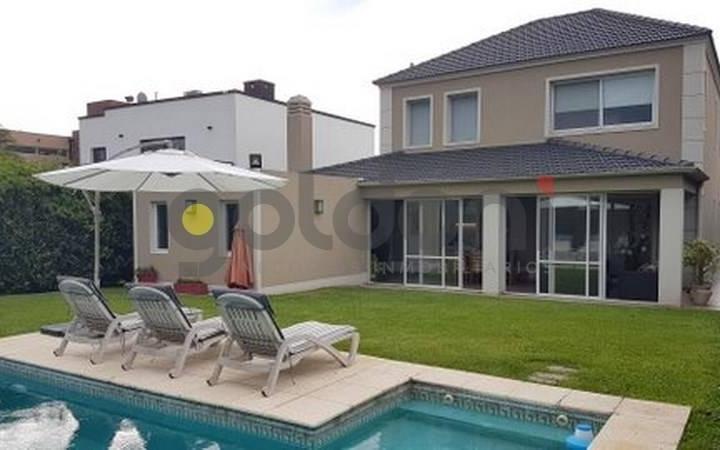 Excelente Casa En Venta con Piscina en Altos De Hudson I