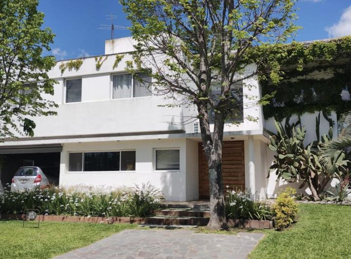 Casa en 2 Plantas en Fincas de Iraola en Venta!