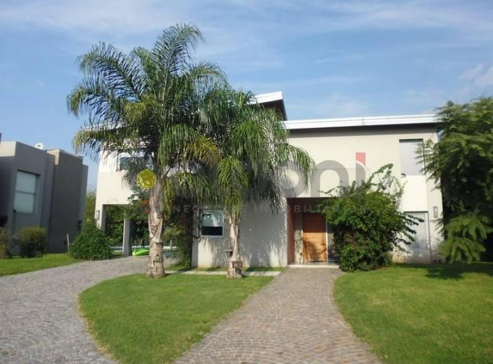 Propiedad en dos plantas con Gran Parque en Fincas de Iraola Dos.
