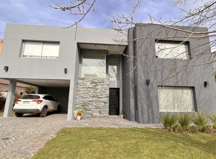 Excelente propiedad con Piscina a la Venta en Fincas Dos