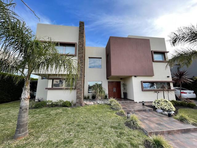 Hermosa casa con piscina sobre lote interno