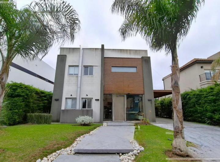 Imponente propiedad con Piscina en Venta en Altos Dos.