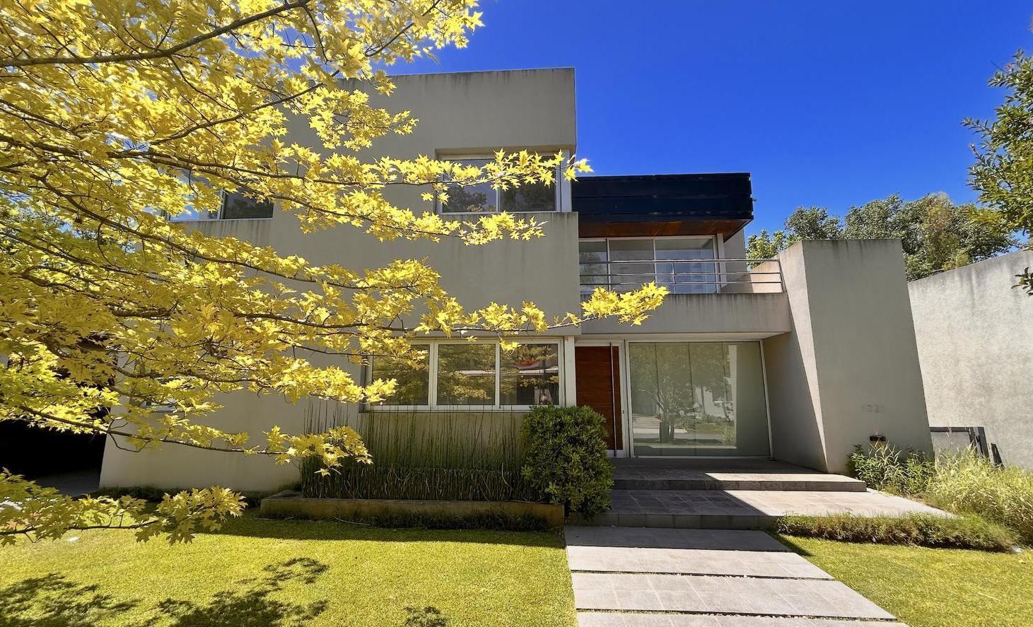 Importante Casa en 2 Plantas con Piscina en Venta sobre lote de 700 m2