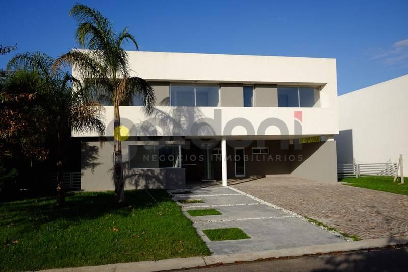 Excelente Propiedad de Moderno Diseño en 2 Plantas con Piscina