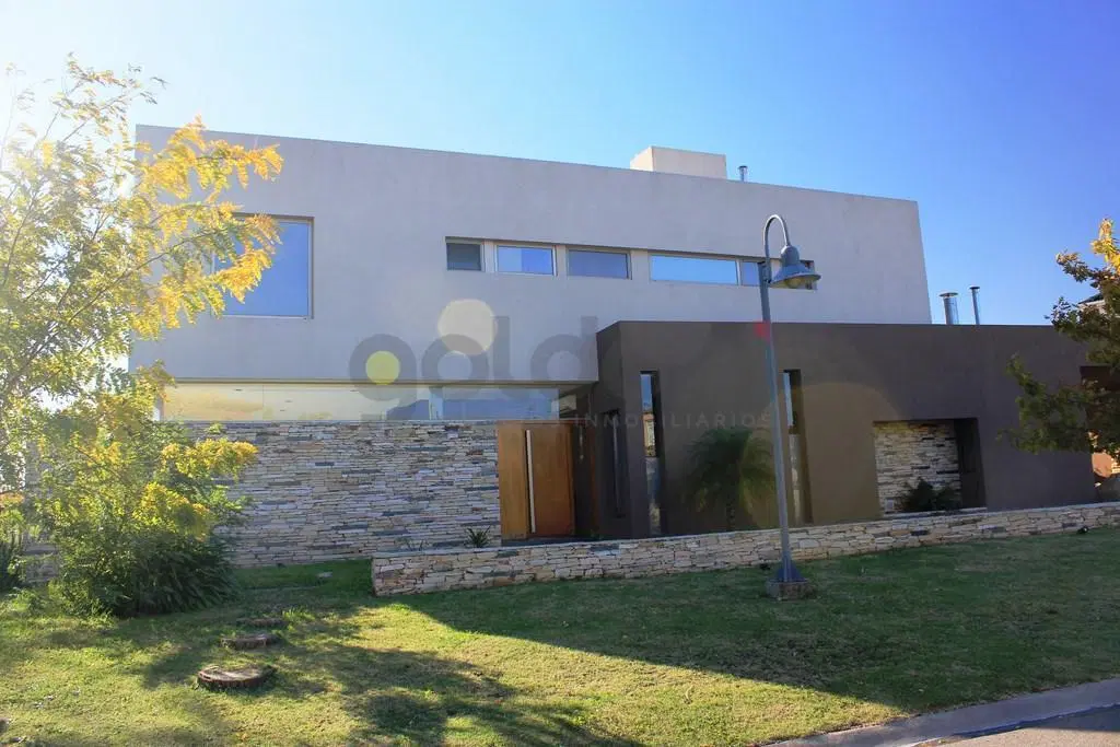 Moderna propiedad en Venta en  Fincas de Iraola II 2