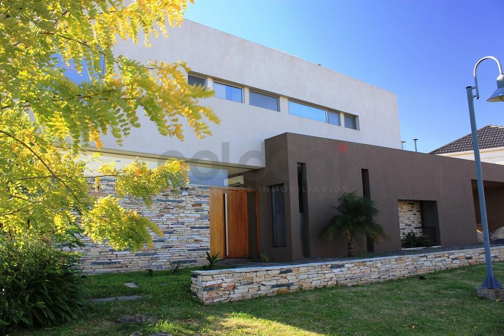 Moderna propiedad en Venta en  Fincas de Iraola II