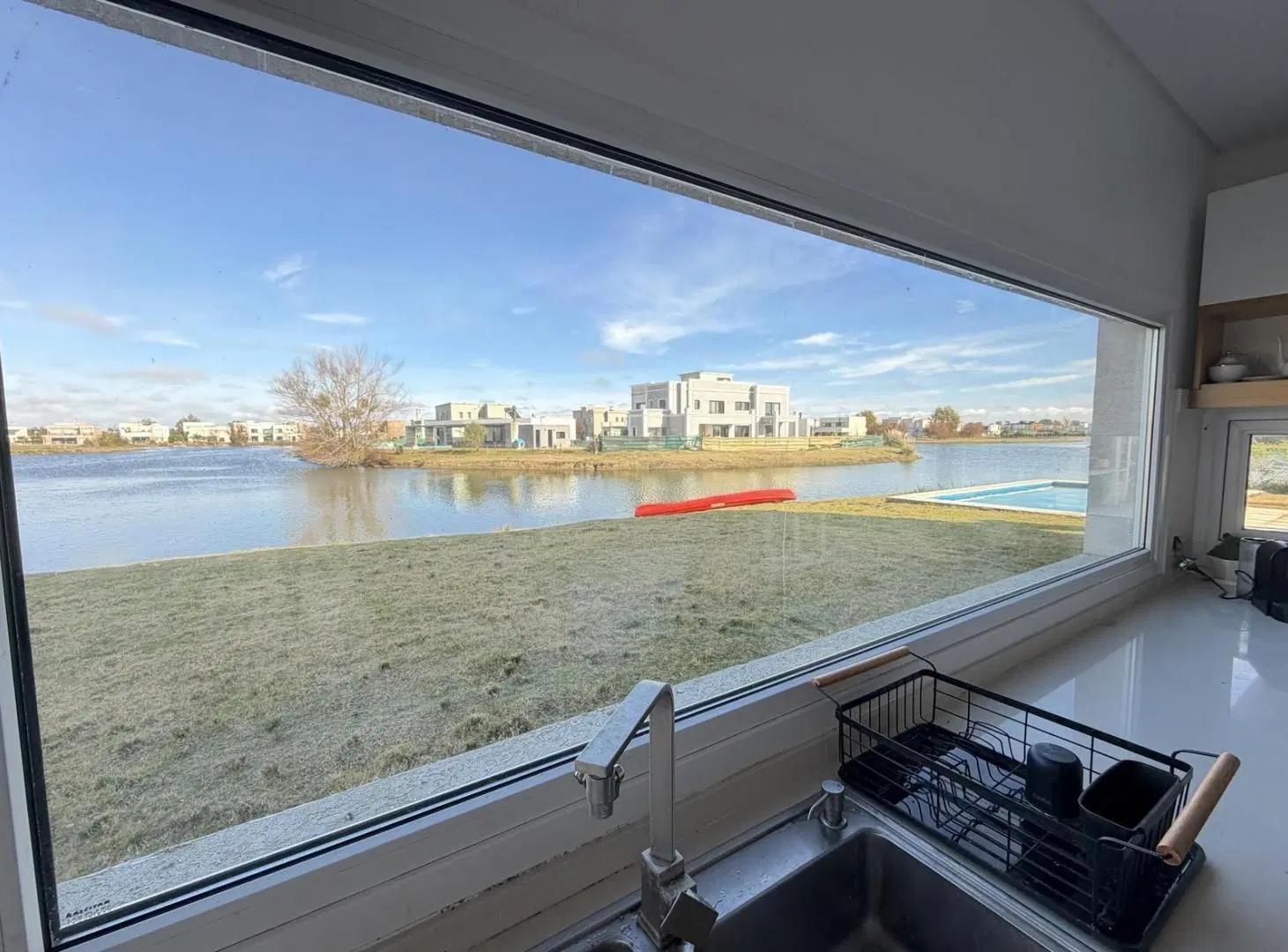 Propiedad con Hermoso Lote al agua en Venta. 2