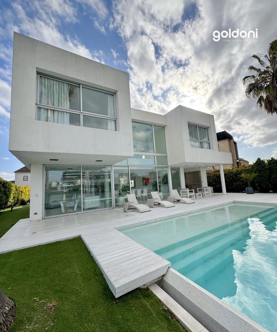 Foto de Hermosa casa de arquitectura moderna y líneas racionalistas con costa, imagen 4