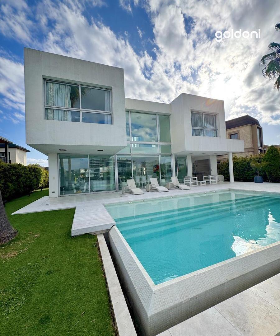 Foto de Hermosa casa de arquitectura moderna y líneas racionalistas con costa, imagen 3