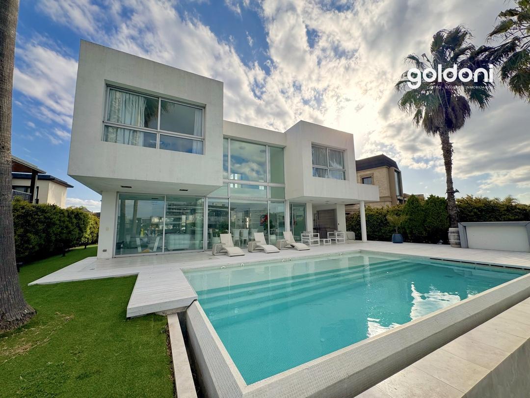 Hermosa casa de arquitectura moderna y líneas racionalistas con costa de lago.