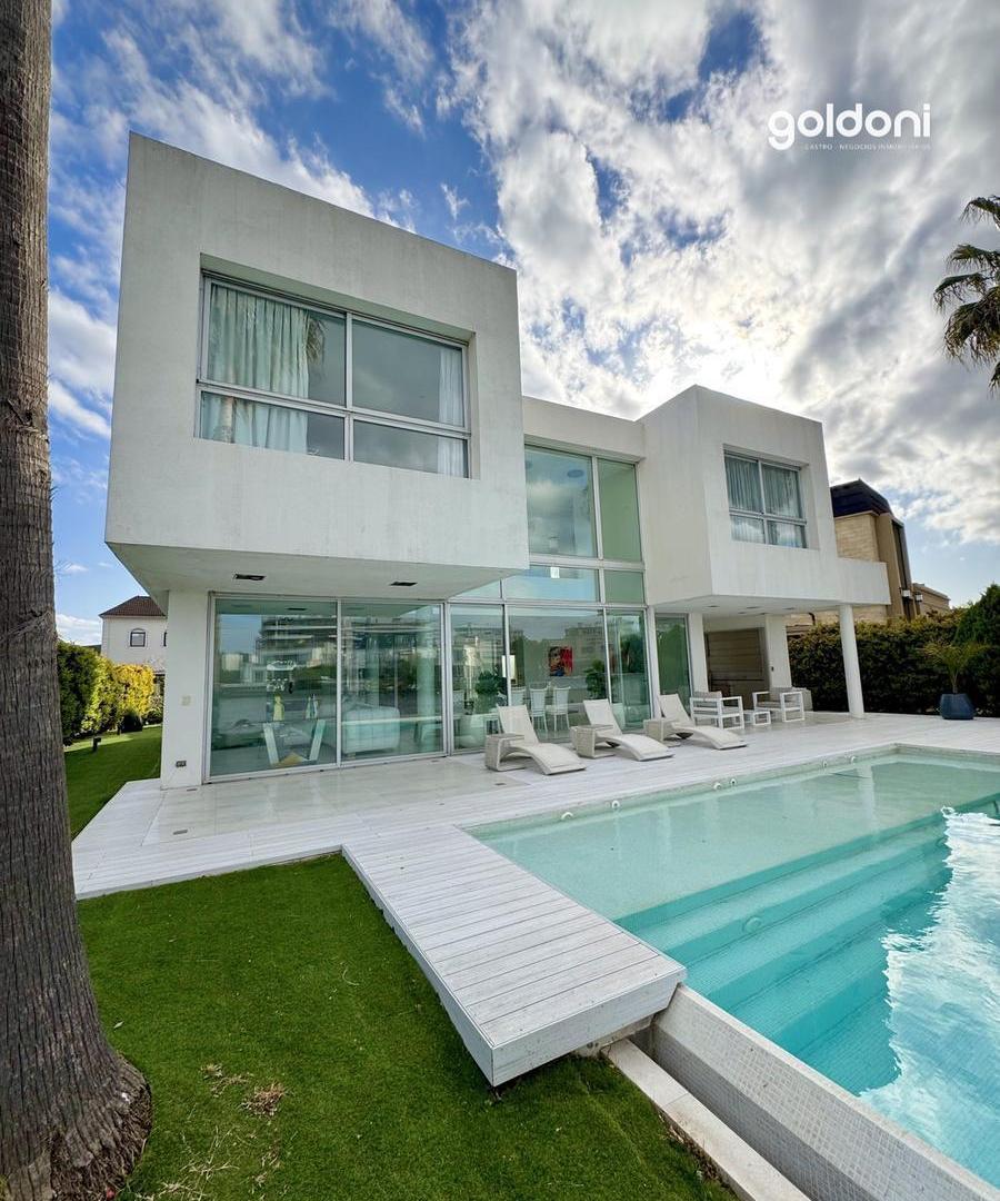 Foto de Hermosa casa de arquitectura moderna y líneas racionalistas con costa, imagen 5