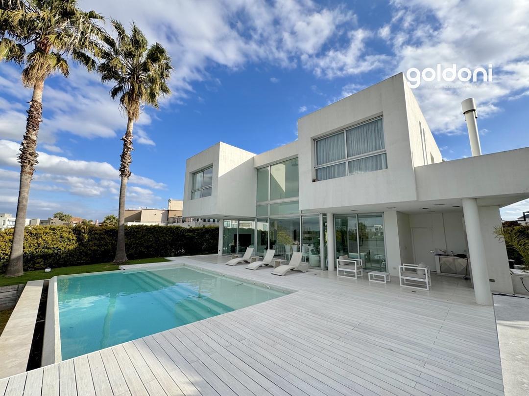 Foto de Hermosa casa de arquitectura moderna y líneas racionalistas con costa, imagen 2