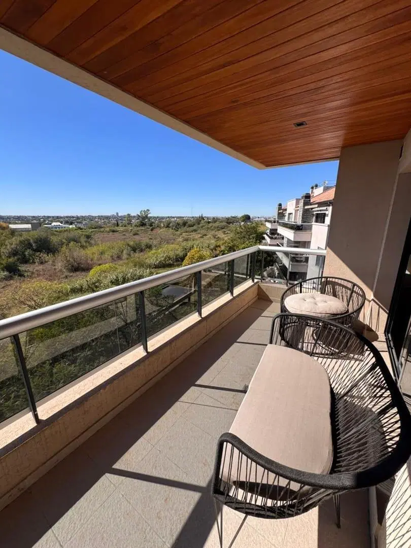 Departamento en Alquiler 3 Dormitorios: Exclusividad en Altura con Vista al Chateau en Livette 4
