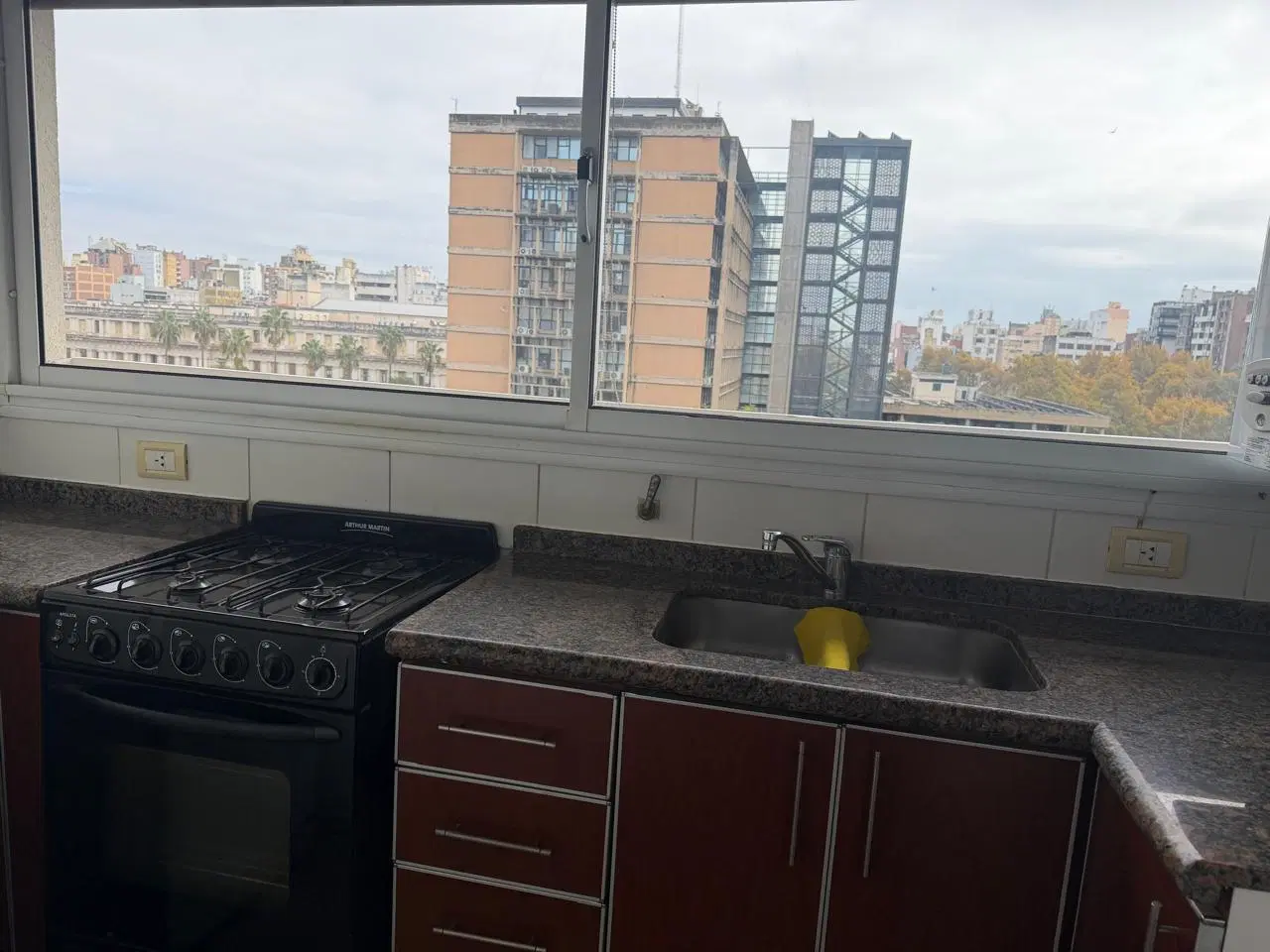 ALQUILER DEPARTAMENTO UN DORMITORIO CON BALCON EN LA ZONA MAS LINDA DEL CENTRO- FRENTE A PLAZA ITALI 5