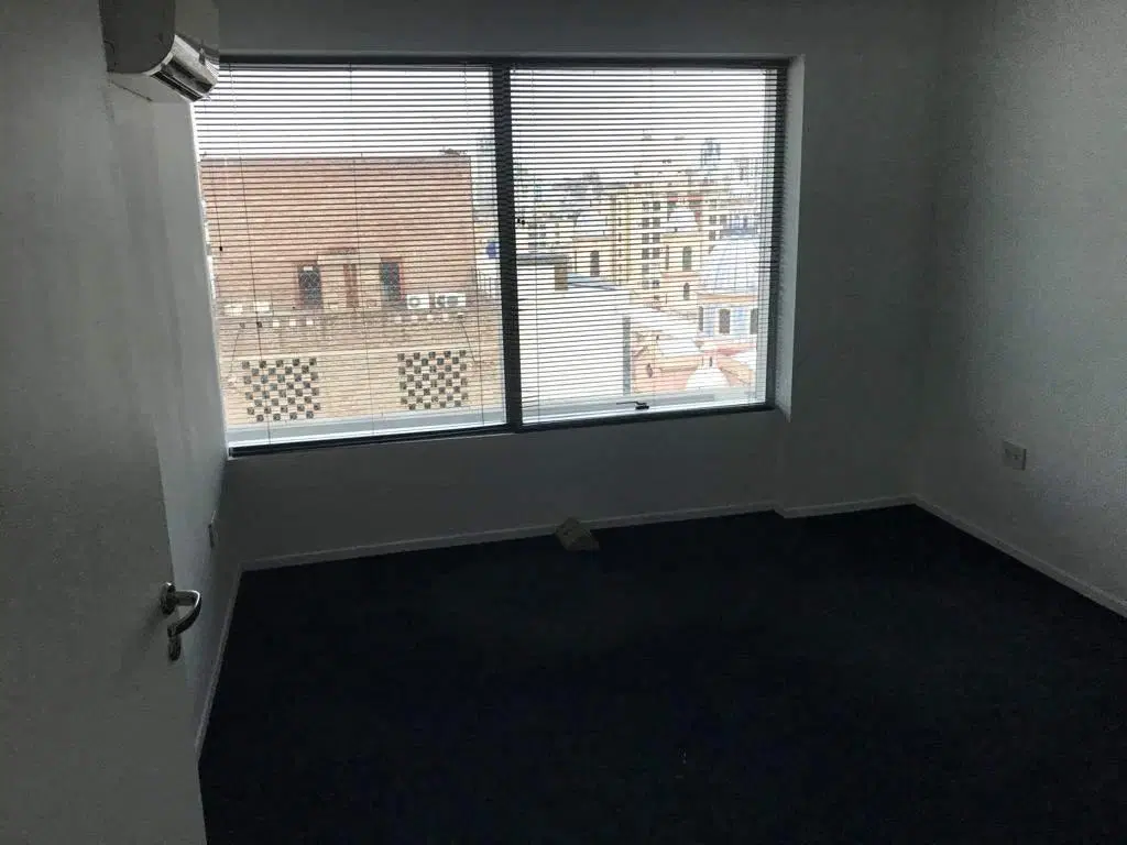 CENTRO -  IMPORTANTE OFICINA  EN ALQUILER DE PISO COMPLETO 220 m2 5