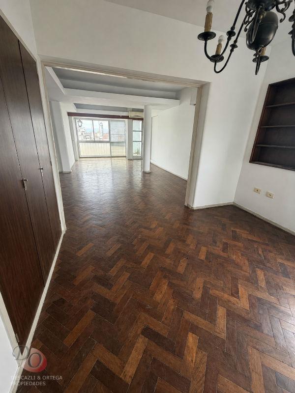 Foto de AMPLIO DEPARTAMENTO DE 3 DORMITORIOS CON VISTA PRIVILEGIADA A LA CAÑADA, imagen 2