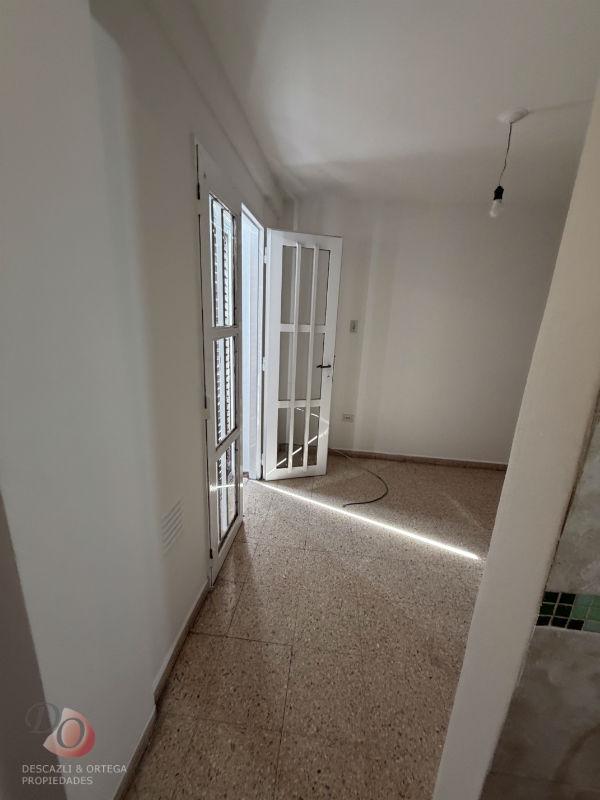 Foto de ALQUILER DEPARTAMENTO 1 DORMITORIO CON PATIO- SOBRE HUMBERTO PRIMO, imagen 2