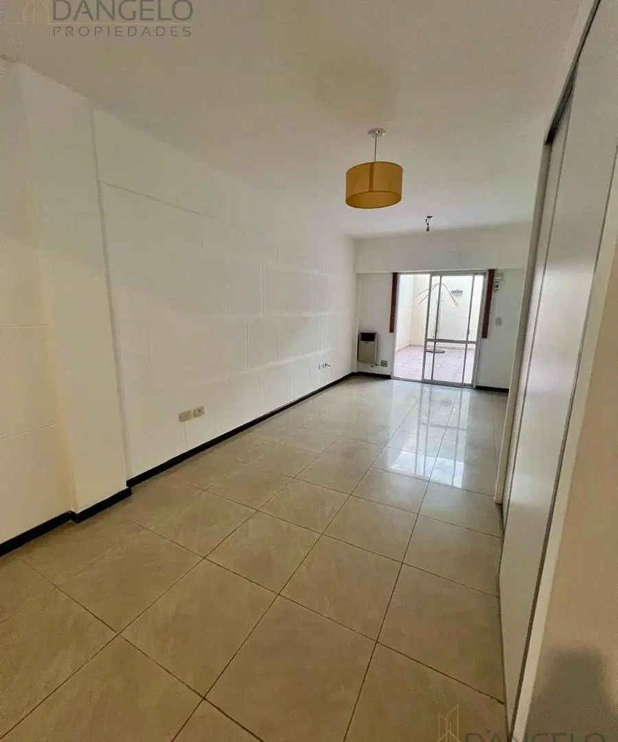 MONOAMBIENTE CON UN PATIO HERMOSO. RECIEN PINTADO. EXCELENTE UBICACION 5