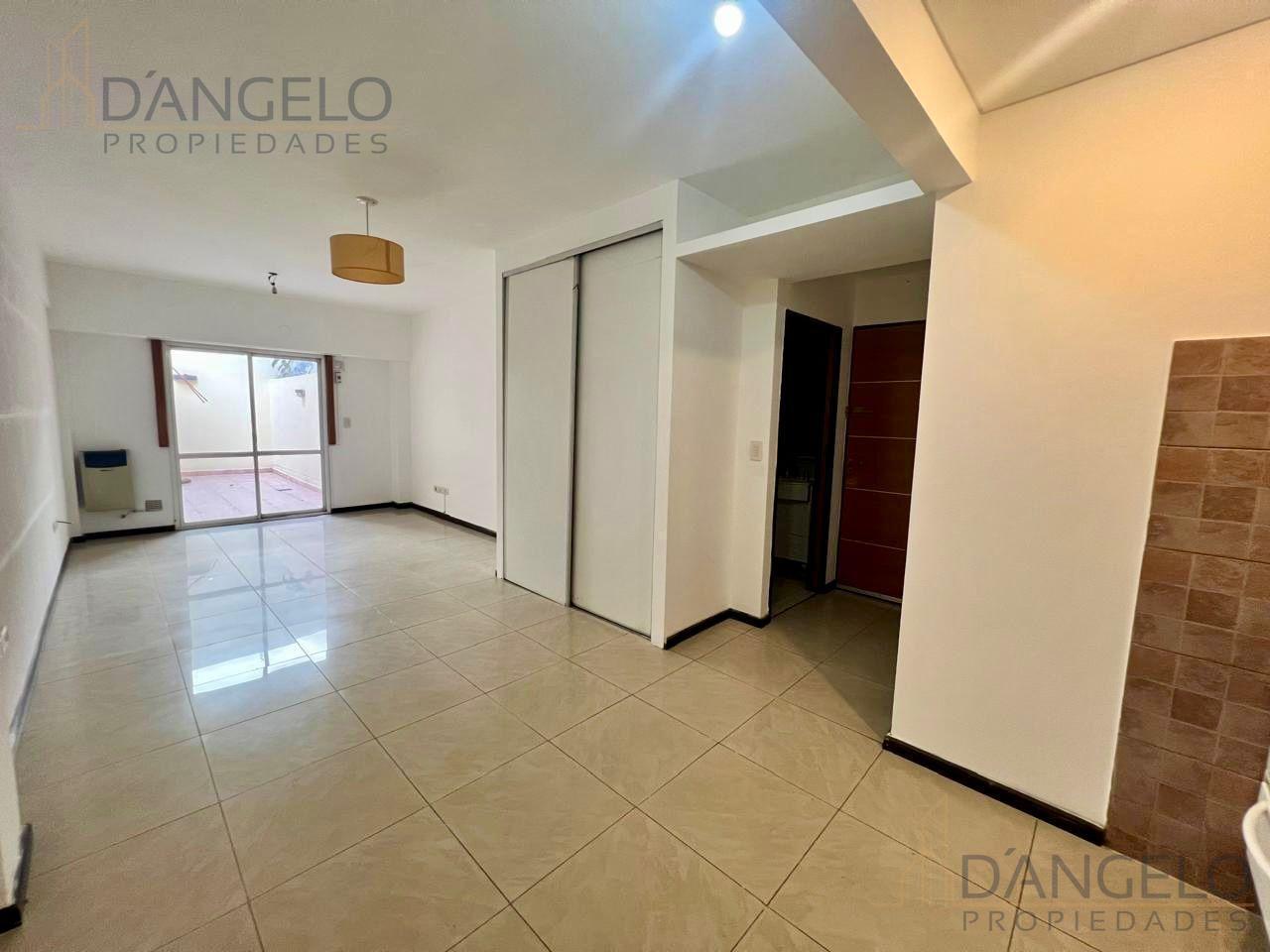 MONOAMBIENTE CON UN PATIO HERMOSO. RECIEN PINTADO. EXCELENTE UBICACION