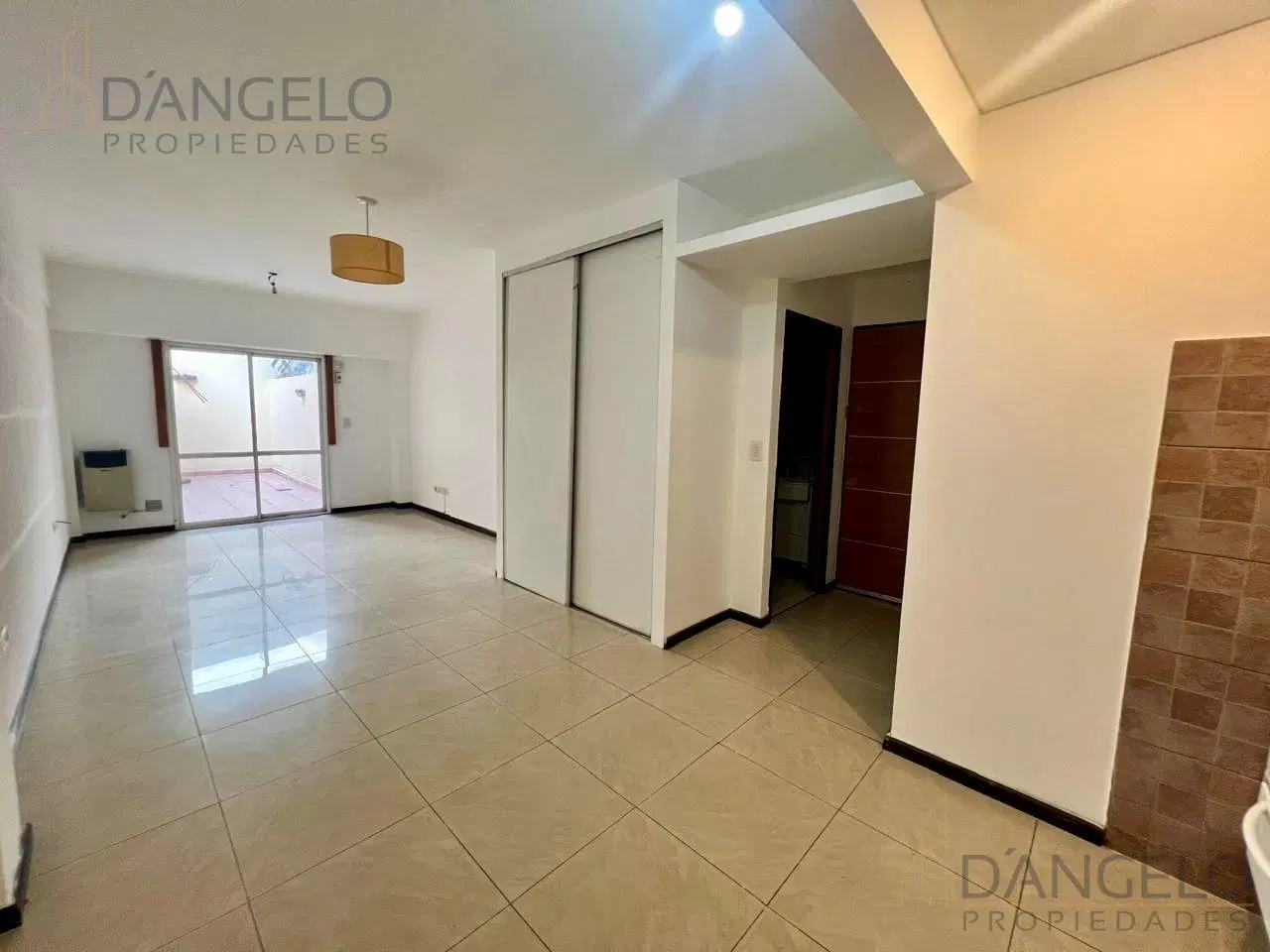 MONOAMBIENTE CON UN PATIO HERMOSO. RECIEN PINTADO. EXCELENTE UBICACION 4